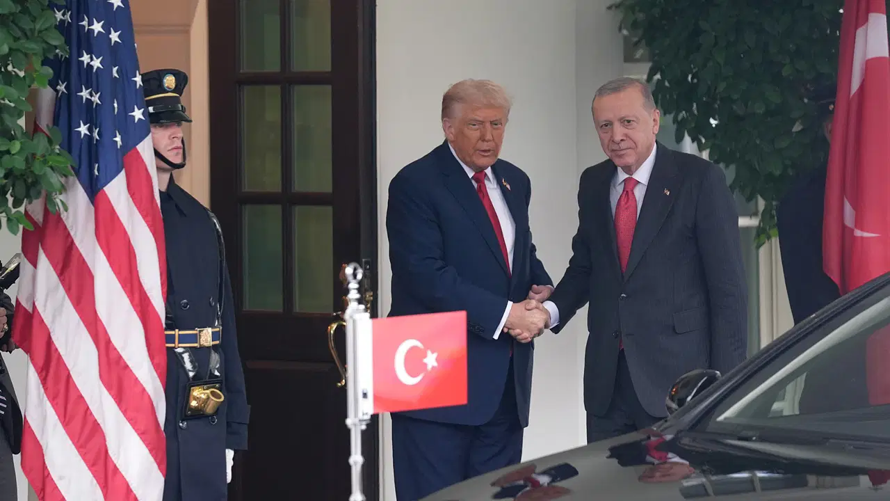 Erdoğan-Trump görüşmesi başladı… Trump yanıtladı: Türkiye’ye yaptırımlar kaldırılacak mı?