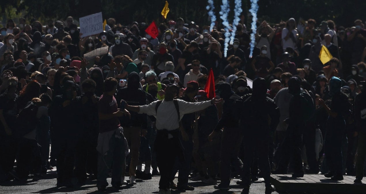Fransa’da yüzbinler sokaklara çıktı: Sarı Yelekliler protestoları küçük kaldı