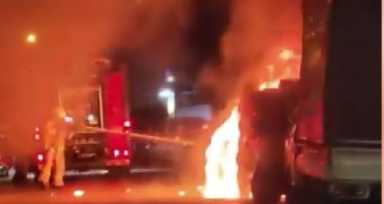 Para vermeyen kardeşine kızdı araçları kundakladı