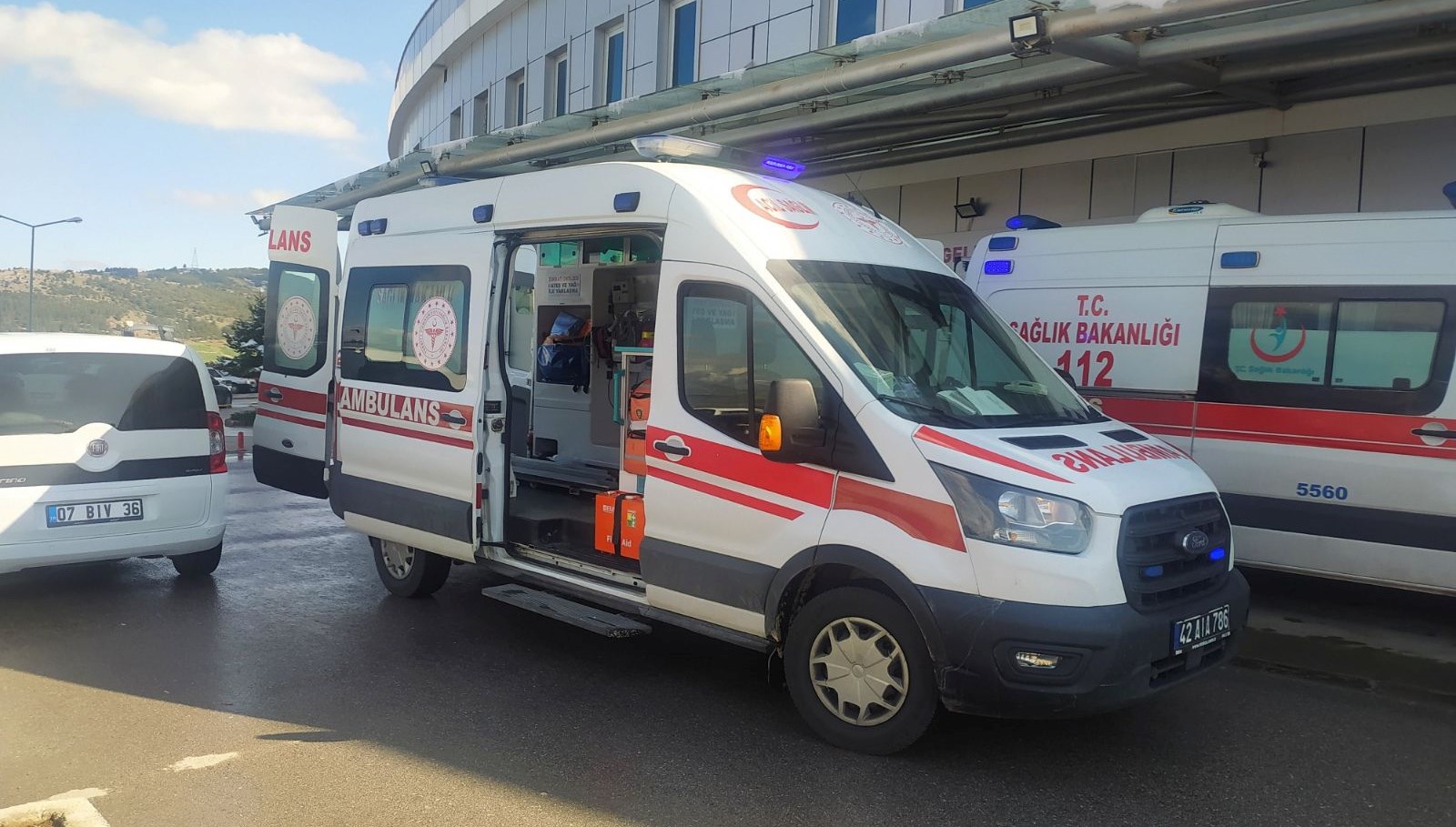 Yolun karşısına geçen anne ve oğluna otomobil çarptı