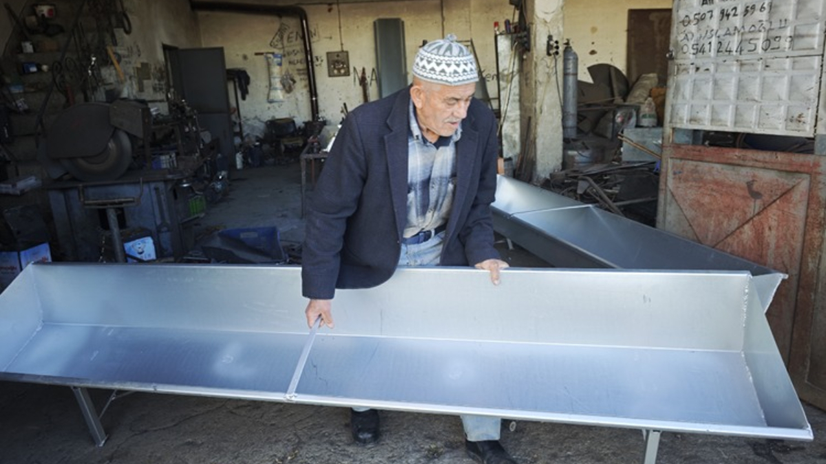 Antalya’da 57 yıldır demir dövüyor