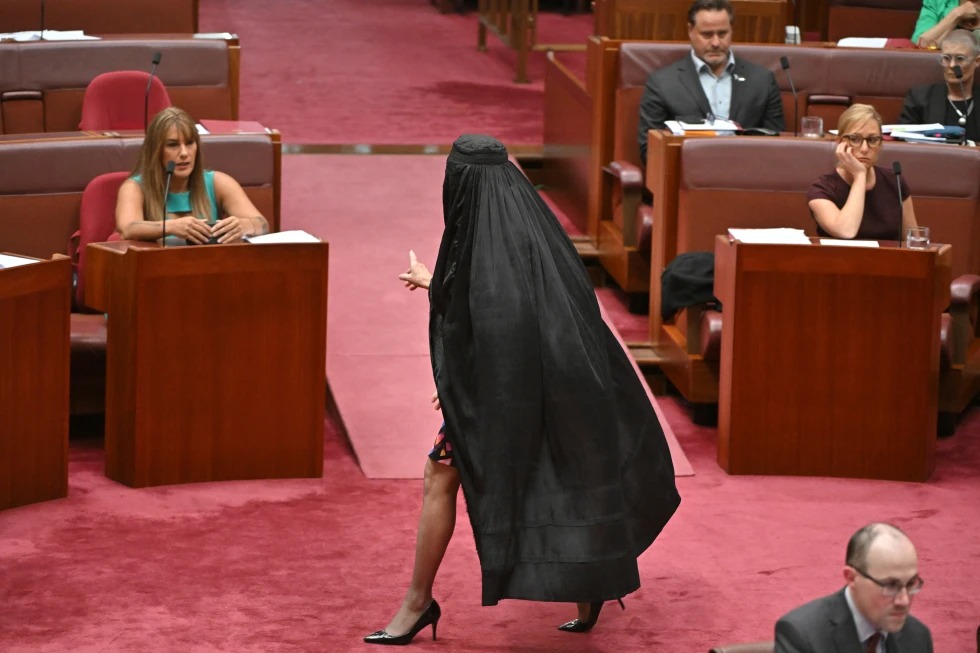 Avustralyalı senatöre “burka protestosu” nedeniyle men cezası