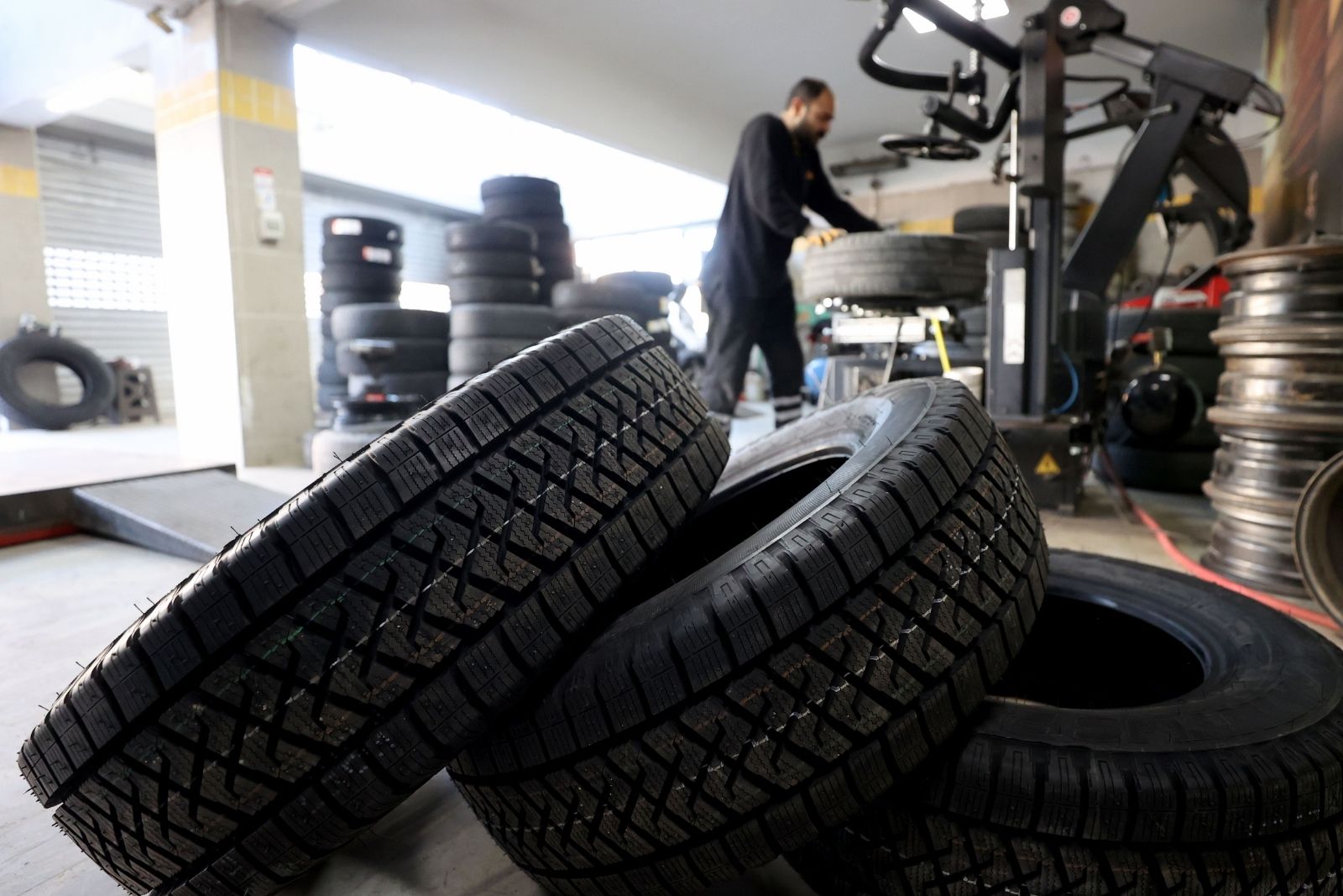 Trakya’da lastikçilerde kış lastiği mesaisi yaşanıyor