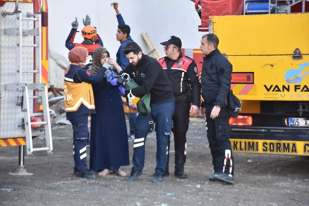 Van’da Apartman Otoparkında Yangın