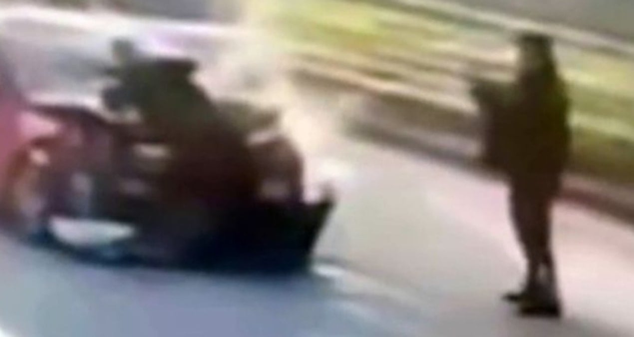 Eski eşiyle evli olan polisi önce ezdi sonra fotoğrafını çekip sosyal medyadan yayınladı