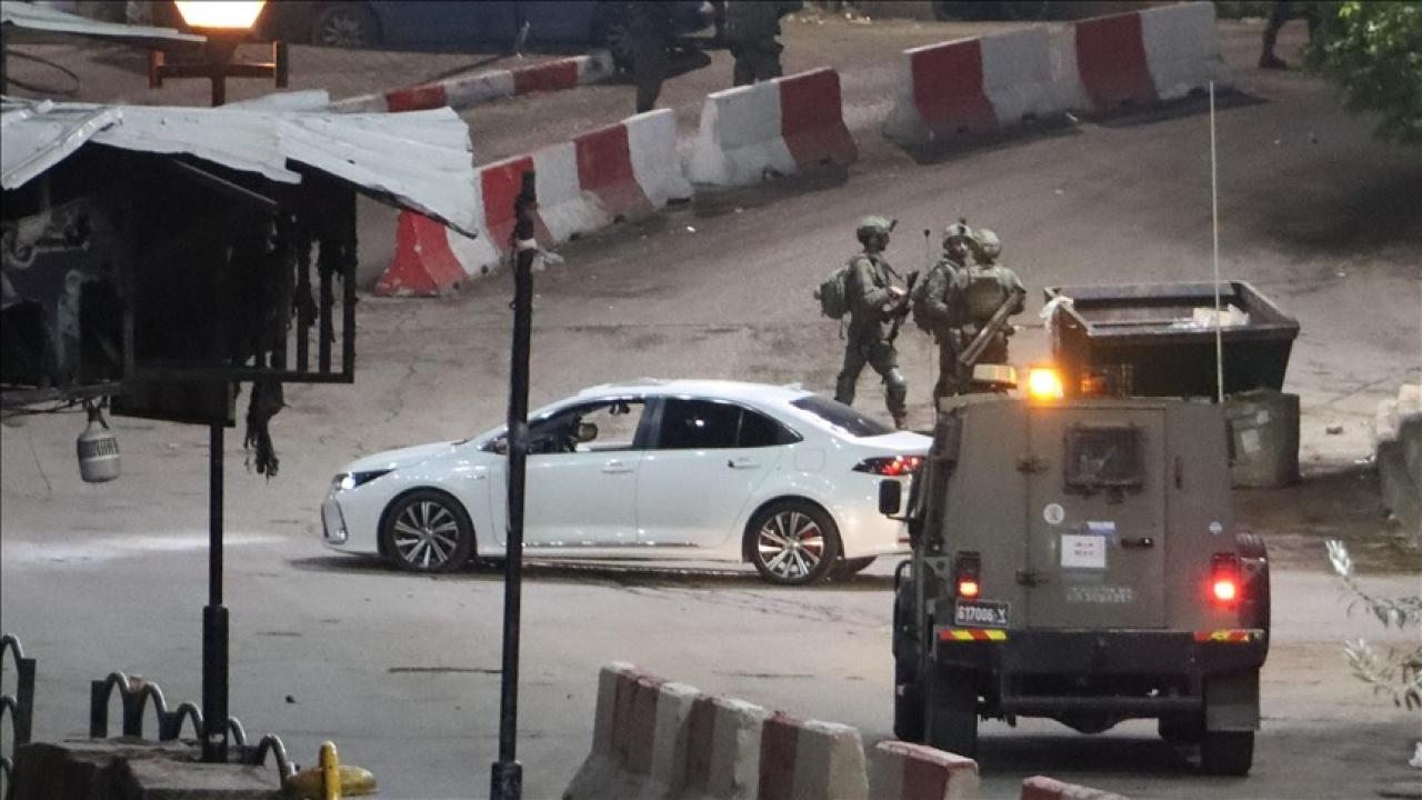 İsrail, Batı Şeria’da ambulansı durdurup sağlık görevlilerini alıkoydu