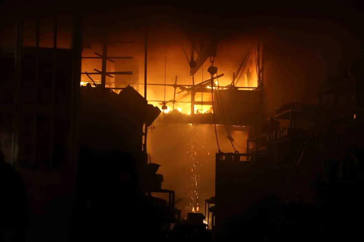 Sanayi Sitesi’nde çıkan yangında 9 iş yeri zarar gördü