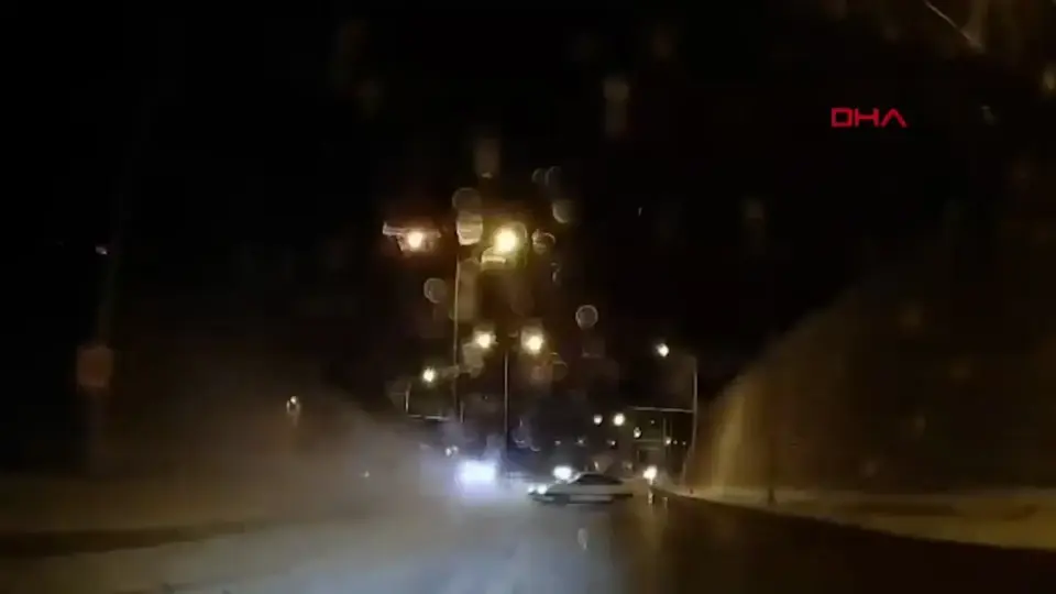 Malatya’da buzlu yolda makas atan otomobil böyle refüje çarptı