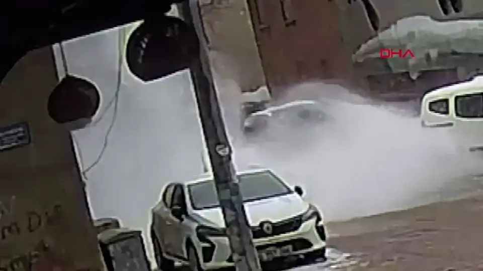 Muş’ta binadan kopan kar kütlesi otomobilin üzerine böyle düştü