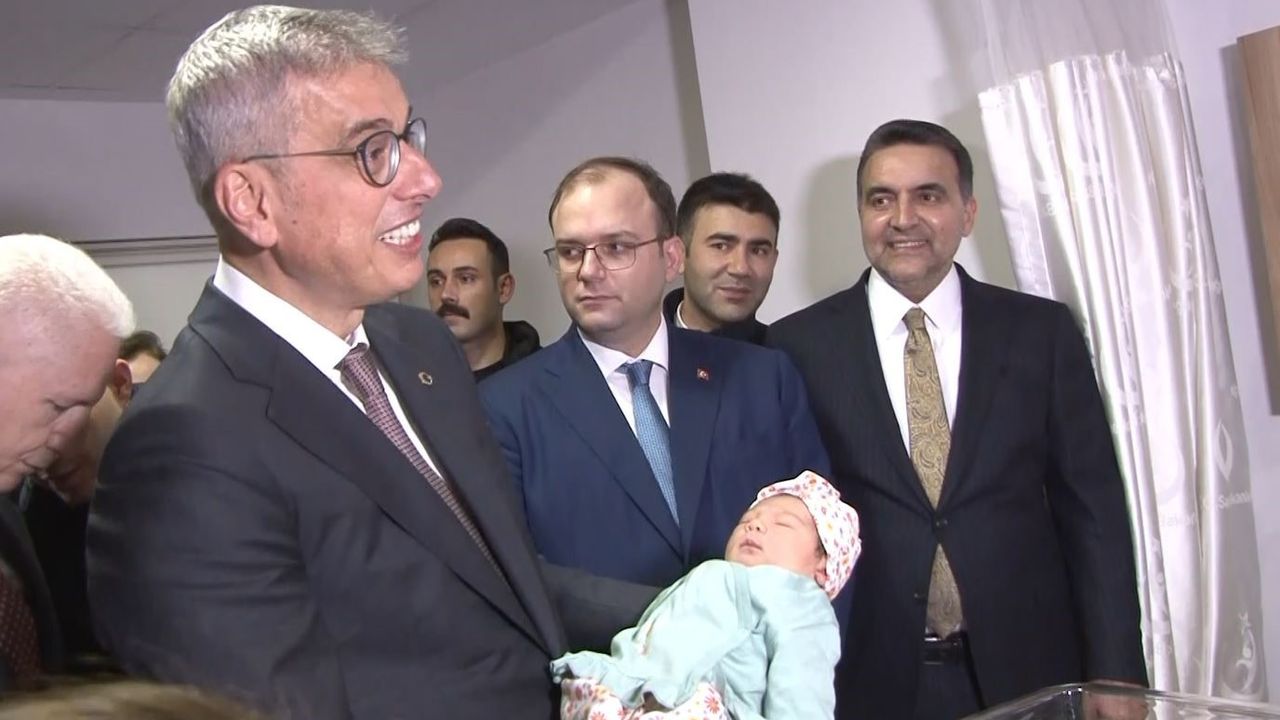Sağlık Bakanı Memişoğlu, İstanbul’da yeni yılın ilk bebeklerini ziyaret etti